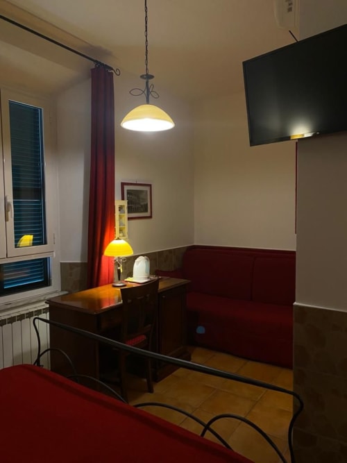 Domus Giulia | camera tripla a Roma, zona Aventino, con bagno privato TV, wifi, servizio colazione, parcheggio, e tour della cittá.