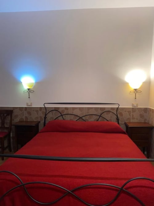 Domus Giulia | camera tripla a Roma, zona Aventino, con bagno privato TV, wifi, servizio colazione, parcheggio, e tour della cittá.