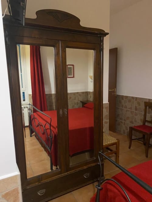 Domus Giulia | camera tripla a Roma, zona Aventino, con bagno privato TV, wifi, servizio colazione, parcheggio, e tour della cittá.