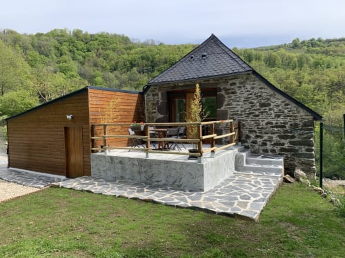 Chambre été, espace Spa Jacuzzi entrée et terrasse privative, jardin privatif, grand lit double, lumineuse, bordée d'un torrent directement sur la terrasse, vue direct sur la nature, sans voisins, en Aubrac, grand lit double, chambres, hotel en Aubrac , en Aveyron, coin bureau, télétravail, tv et wifi haut débit, salle de bain douche à l'italienne refaite en 2023, possible jusqu'a trois 3 personnes. Chambre cocooning tranquille, vue sur la nature, et torrent d'Aubrac en Aveyron séjour chambre d'hôtes aubrac Aveyron nature 12 neige ski hotel hébergement plateau aubrac randonnée éco écologique hôtels atypique, montagne campagne original logement rivière truites vaches buron laguiole nasbinals cascade du deroc transhumance original.Plateau dinatoire pour deux personnes