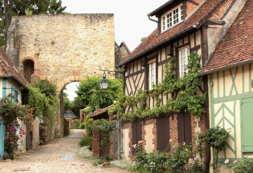 Gerberoy avec ses typiques rues fleuries et maisons à colombage