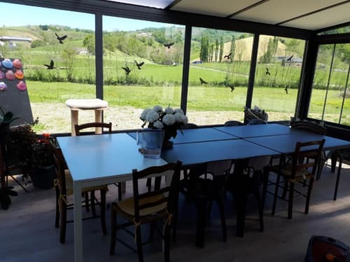 Chez Naty chambres d'hôtes Pays Basque gîte pèlerins. l'intérieur de la véranda et son paysage champêtre