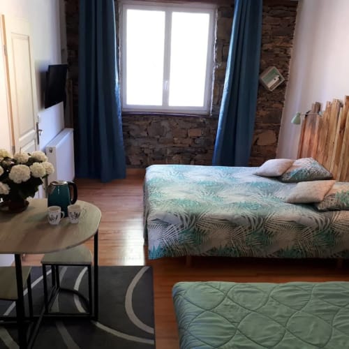 Chez Naty chambres d'hôtes Pays Basque gîte pour pèlerins. Chambre Libellule pour un couple ou trois personnes avec salle de bain et wc privatif