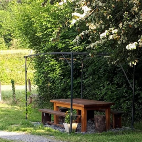 Chez Naty chambres d'hôtes Pays Basque gîte pour pèlerins. Coin salon de jardin, table de pique nique sous tonnelle.