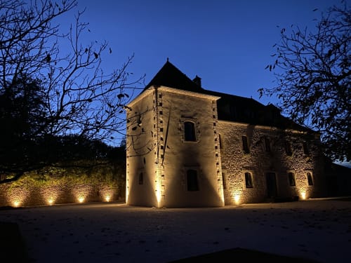 Découvrez un refuge paisible au cœur d'un domaine privé de 26 hectares en Dordogne. Entre nature préservée et services bien-être, notre gîte et nos chambres d'hôtes vous offrent une expérience unique alliant détente et authenticité. Profitez de massages bien-être et d’un cadre enchanteur pour un séjour inoubliable.