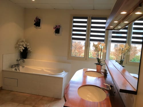 Suite RDC de 2 Chambres de 2 personnes chacune et vue sur jardin et lac. Salle de bains avec baignoire, douche et WC séparés

