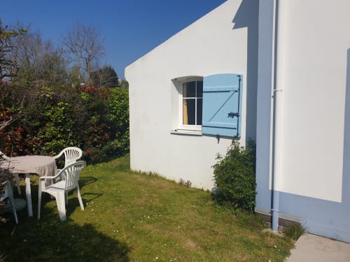 Charmant gîte blanc aux volets bleus avec jardin et coin détente à Loc'Maria, Belle Île en Mer