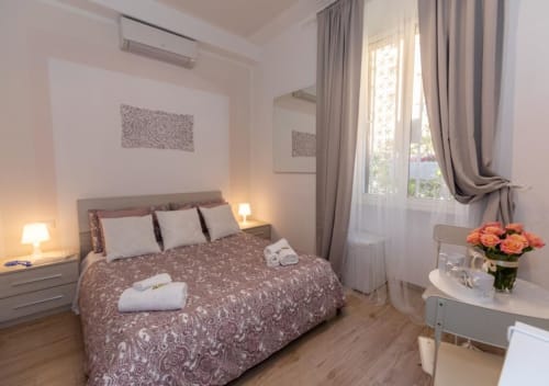 Camera Queen | Lovely Nights Rome Alloggi Roma, letto matrimoniale, San Pietro, Colosseo, doppia, TV, aria condizionata, bagno privato, Piazza del Popolo, Fontana di Trevi, coppie