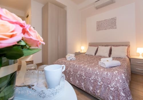 Camera Queen | Lovely Nights Rome Alloggi Roma, letto matrimoniale, San Pietro, Colosseo, doppia, TV, aria condizionata, bagno privato, Piazza del Popolo, Fontana di  Trevi, coppie