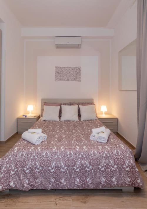 Camera Queen | Lovely Nights Rome Alloggi Roma, letto matrimoniale, San Pietro, Colosseo, doppia, TV, aria condizionata, bagno privato, Piazza del Popolo, Fontana di Trevi, coppie