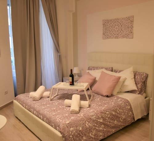 Camera Queen Deluxe | Lovely Nights Rome Alloggi Roma, letto matrimoniale, San Pietro, Colosseo, doppia, TV, aria condizionata, bagno privato, Piazza del Popolo, Fontana di Trevi, coppie