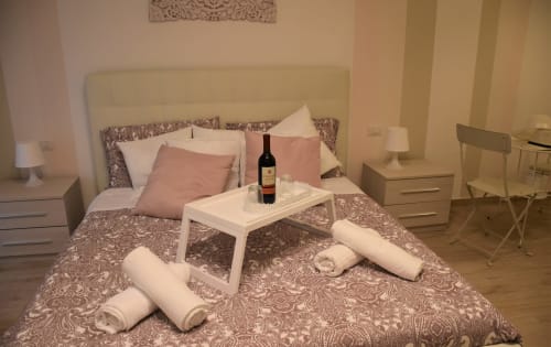 Camera Queen Deluxe | Lovely Nights Rome Alloggi Roma, letto matrimoniale, San Pietro, Colosseo, doppia, TV, aria condizionata, bagno privato, Piazza del Popolo, Fontana di Trevi, coppie