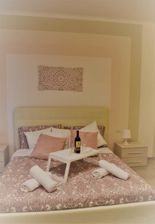 Camera Queen Deluxe | Lovely Nights Rome Alloggi Roma, letto matrimoniale, San Pietro, Colosseo, doppia, TV, aria condizionata, bagno privato, Piazza del Popolo, Fontana di Trevi, coppie