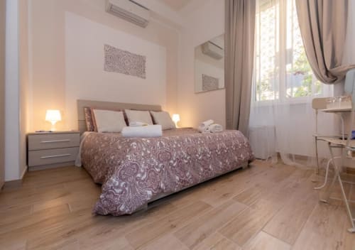 Camera Queen Superior | Lovely Nights Rome Alloggi Roma, letto matrimoniale, San Pietro, Colosseo, doppia, TV, aria condizionata, bagno privato, Piazza del Popolo, Fontana di Trevi, coppie
