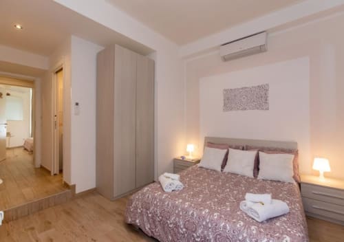 Camera Queen Superior | Lovely Nights Rome Alloggi Roma, letto matrimoniale, San Pietro, Colosseo, doppia, TV, aria condizionata, bagno privato, Piazza del Popolo, Fontana di Trevi, coppie