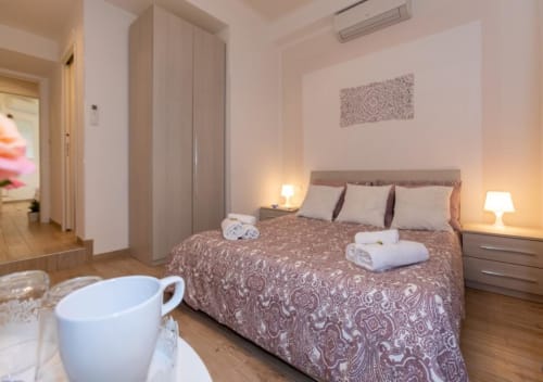 Camera Queen Superior | Lovely Nights Rome Alloggi Roma, letto matrimoniale, San Pietro, Colosseo, doppia, TV, aria condizionata, bagno privato, Piazza del Popolo, Fontana di Trevi, coppie