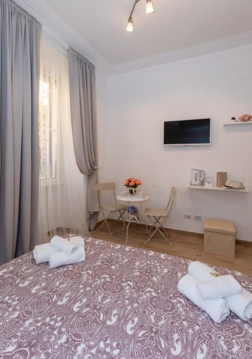 Camera Queen Superior | Lovely Nights Rome Alloggi Roma, letto matrimoniale, San Pietro, Colosseo, doppia, TV, aria condizionata, bagno privato, Piazza del Popolo, Fontana di Trevi, coppie
