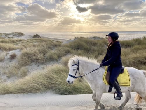 Cavalier à cheval sur les dunes de la plage près de La Tour Blanche, Forest-Montiers, France
