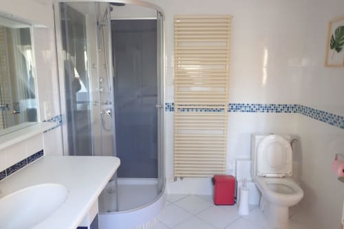 Chambre 2 ou 3 personnes et vue sur jardin et lac - Salle de bains