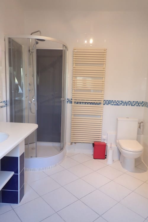 Chambre 2 ou 3 personnes et vue sur jardin et lac - Salle de bains