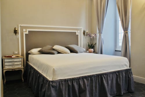 Locanda San Tomaso, letto matrimoniale, letto singolo, doccia, climatizzatore, frigo, bollitore, macchia da caffé, cassaforte, wifi, Tv, cabina armadio.