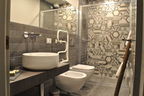 Locanda San Tomaso, letto matrimoniale, letto singolo, doccia, climatizzatore, frigo, bollitore, macchia da caffé, cassaforte, wifi, Tv, cabina armadio.