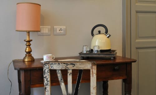 Locanda San Tomaso, letto matrimoniale, letto singolo, doccia, climatizzatore, frigo, bollitore, macchia da caffé, cassaforte, wifi, Tv, cabina armadio.
