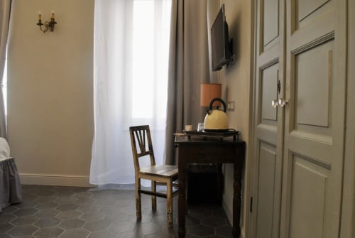 Locanda San Tomaso, letto matrimoniale, letto singolo, doccia, climatizzatore, frigo, bollitore, macchia da caffé, cassaforte, wifi, Tv, cabina armadio.