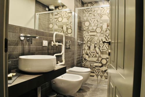 Locanda San Tomaso, letto matrimoniale, letto singolo, doccia, climatizzatore, frigo, bollitore, macchia da caffé, cassaforte, wifi, Tv, cabina armadio.