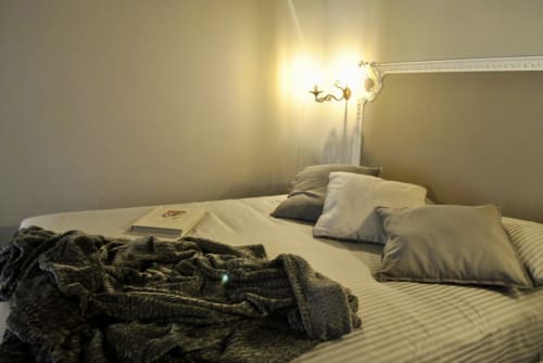 Locanda San Tomaso, letto matrimoniale, letto singolo, doccia, climatizzatore, frigo, bollitore, macchia da caffé, cassaforte, wifi, Tv, cabina armadio.