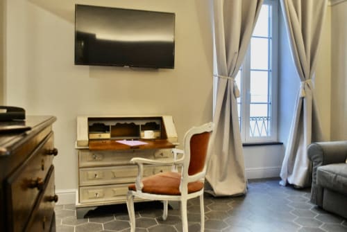 Locanda San Tomaso, letto matrimoniale, letto singolo, doccia, climatizzatore, frigo, bollitore, macchia da caffé, cassaforte, wifi, Tv, cabina armadio.