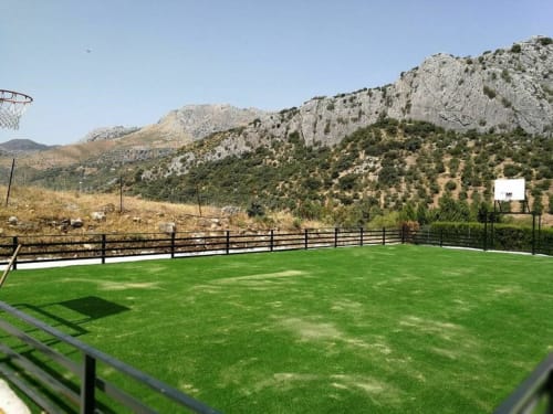 Pista de tenis, baloncesto, Casa Bodega Ciprés, piscina privada, ideal familias y amigos, Cortijo La Bodega, Benaoján, Málaga, Andalucía
