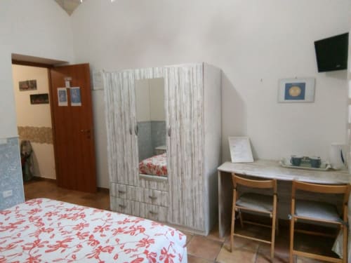Little House Roma | Roma Casa Tua Alloggi Roma, Italia, Testaccio, tripla, letto matrimoniale, divano letto, camera doppia, bagno privato, doccia, asciugacapelli, TV, wifi, aria condizionata, Colosseo, Foro Romano, Fori Imperiali, Altare della Patria, Piazza di Spagna, Fontana di Trevi