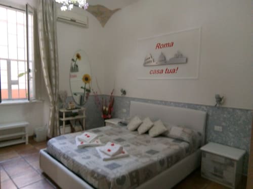 Little House Roma | Roma Casa Tua Alloggi Roma, Italia, Testaccio, tripla, letto matrimoniale, divano letto, camera doppia, bagno privato, doccia, asciugacapelli, TV, wifi, aria condizionata, Colosseo, Foro Romano, Fori Imperiali, Altare della Patria, Piazza di Spagna, Fontana di Trevi