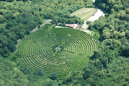 Vue aérienne du célèbre labyrinthe de maïs de Domeyrot entouré de forêts luxuriantes près de La Maison De Fleurat