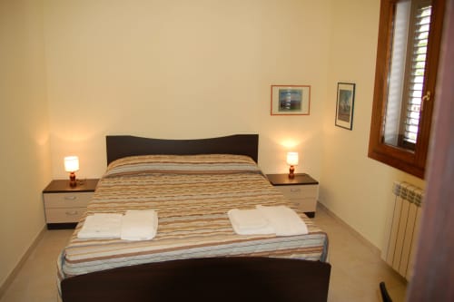 Camera B | B&B 2000 Sassari, Sardegna, camere, matrimoniale, doppia, alloggi, bagno privato, doccia, TV, wifi, terminal autobus, università, ospedale, spiaggia, mare, isola