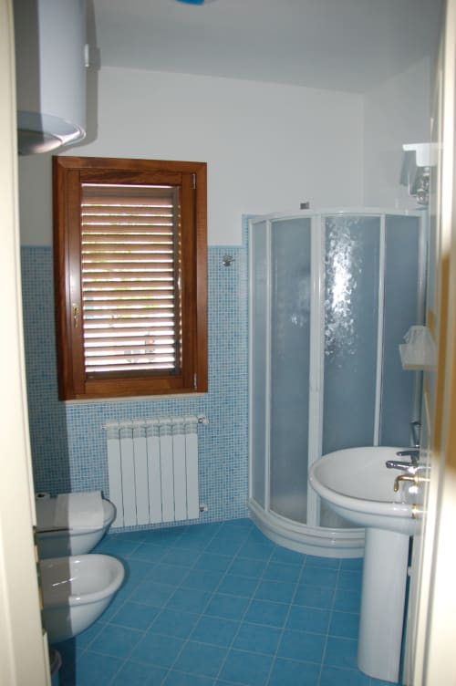 Camera B | B&B 2000 Sassari, Sardegna, camere, matrimoniale, doppia, alloggi, bagno privato, doccia, TV, wifi, terminal autobus, università, ospedale, spiaggia, mare, isola
