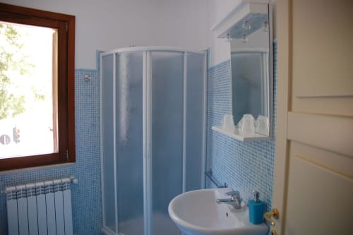 Camera B | B&B 2000 Sassari, Sardegna, camere, matrimoniale, doppia, alloggi, bagno privato, doccia, TV, wifi, terminal autobus, università, ospedale, spiaggia, mare, isola