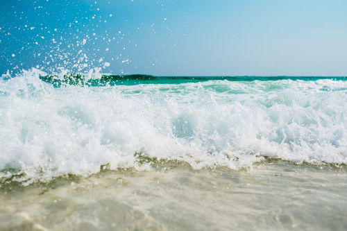 Vagues de l'Atlantique et écume sur le sable, escapade ensoleillée depuis la maison d'hôtes La Chabanaise, chambres d'hôtes de charme près du Marais Poitevin.