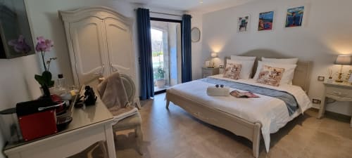 Großzügiges Zimmer mit sehr bequemem Kingsize-Bett und Zugang zu einer schattigen Terrasse mit provenzalischem Charme im Loup Castel
