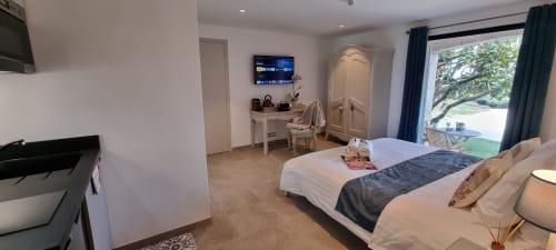 Großzügiges, elegantes Zimmer mit Kitchenette für einen stilvollen und unabhängigen Aufenthalt im Loup Castel