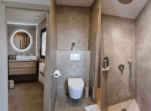 Luxuriöses und komfortables Badezimmer in jedem Zimmer, das Eleganz und provenzalischen Charme im Loup Castel vereint