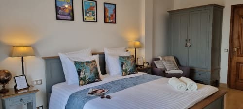 Äußerst komfortables Kingsize-Bett in einem geschmackvoll dekorierten Zimmer mit Zen-Ambiente und provenzalischem Charme im Loup Castel