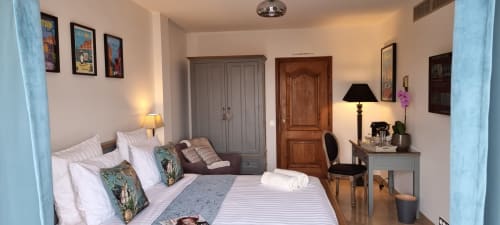 Großzügiges, elegantes Zimmer mit stilvollen Möbeln für einen komfortablen und charmanten Aufenthalt im Loup Castel