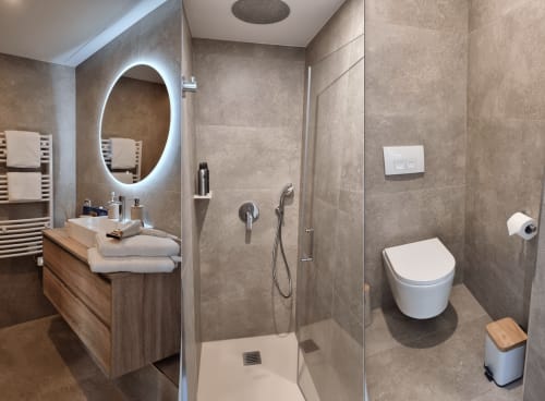 Moderne, elegante Dusche, die Komfort und Stil vereint – ideal für einen Moment des Wohlbefindens im Loup Castel
