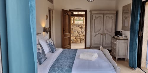 Ruhiges Zimmer, das unvergleichlichen Komfort und Glück in der provenzalischen Eleganz des Loup Castel bietet