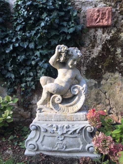 Two putti in the garden with decorative vases – Demeure Jousset des Berries – Le Mans, Sarthe