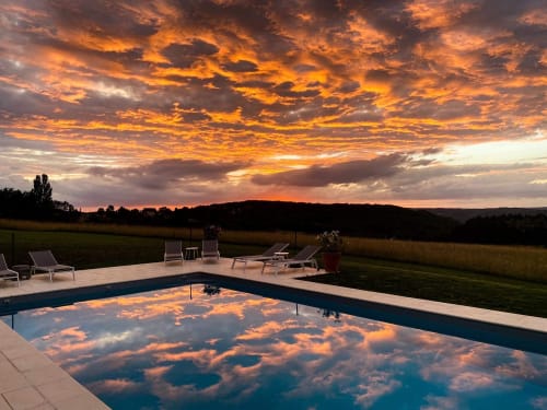 Romantic getaway at Domaine de Cazal: a couple’s retreat in Dordogne, near Sarlat. Enjoy a magical sunset, a pool with a view, and a wellness stay with massage, in the heart of Périgord.
