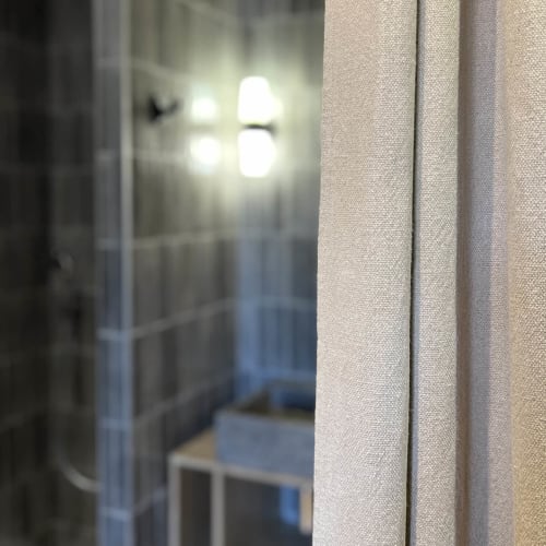 Ouverte ou fermée, la salle de bain joue à cache-cache