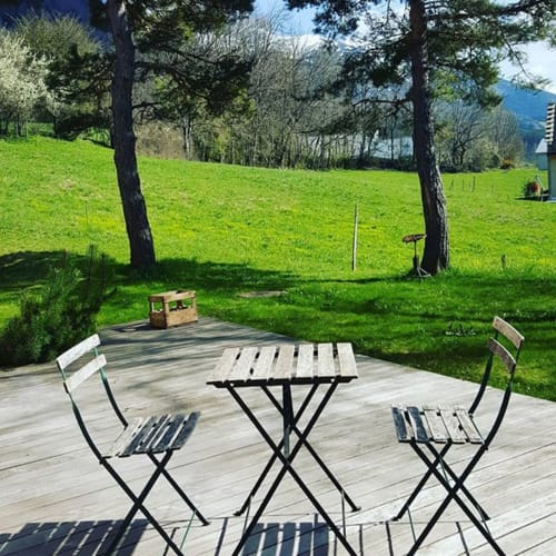 Une belle terrasse dans la verdure à la maison d'Agathe et sophie